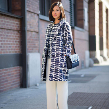 秋冬时装周潮人扮靓街拍：穿大衣露鲜肉