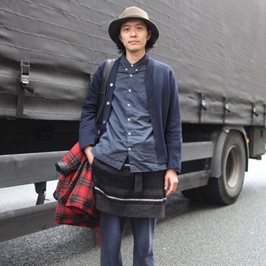 街头的时髦型男街拍 宽松造型休闲随意