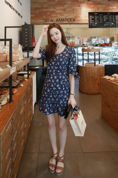 印花高腰连衣裙穿搭 绽放青春显身段