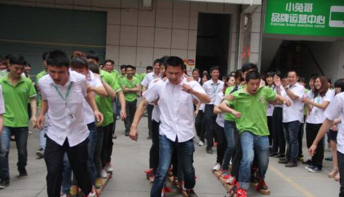 “同心共赢”小兔哥庆劳动节暨年度员工表彰晚会