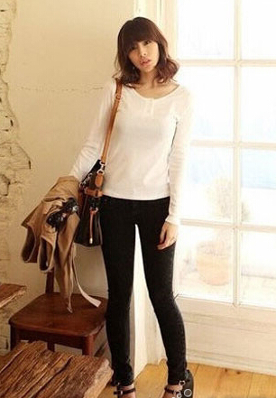 牛仔裤+高跟鞋 打造清新的休闲风尚