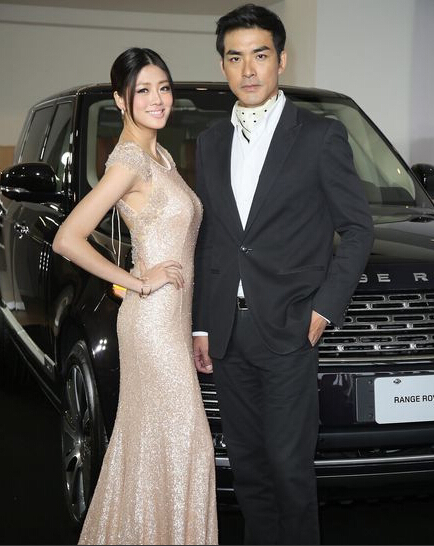 赖琳恩露背长裙搭高跟鞋现身 承认恋爱很幸福