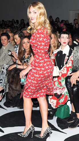 100%的必杀技 裹身裙展现女性的傲人曲线