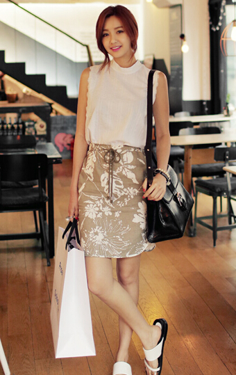 清爽特色印花裙搭配 享受夏日阳光