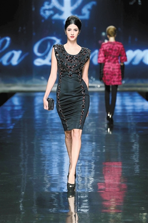 深圳女装黑马sevablm施华布朗成服装展亮点