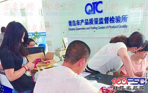 孟女士和朋友拿着褪色的新鞋到质监部门维权。