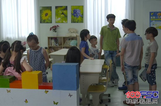 早晨<a href='https://m.efpp.com.cn/brand/tongxie/' target='_blank_'>童鞋品牌</a>赞助《托管班的故事》