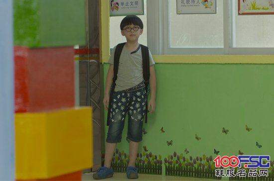 童星朱佳煜穿着早晨品牌“生态鞋”表演