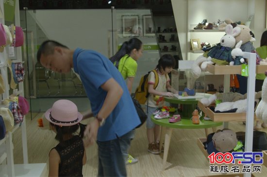 早晨童鞋品牌国内首家以全品类童鞋组合的快时尚连锁专卖
