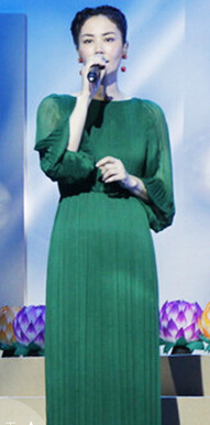 好闺蜜齐穿祖母绿 王菲低调优雅那英霸气有道