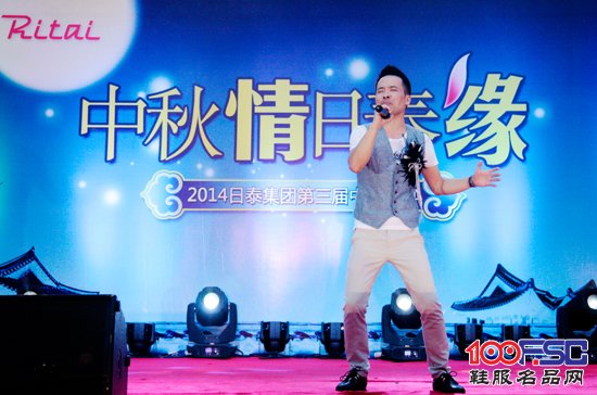 员工韩益红高歌一曲《朋友的酒》很范很陶醉吧！