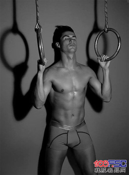 C罗为个人内衣品牌CR7再次推出性感写真