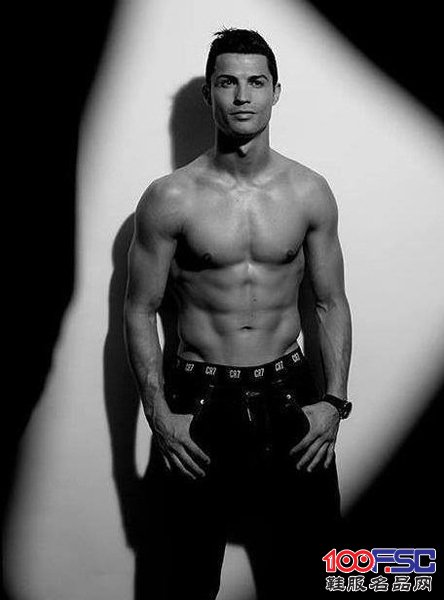 C罗为个人内衣品牌CR7再次推出性感写真