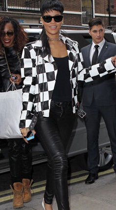 杨幂蕾哈娜穿“马赛克” 黑白格暴露显瘦心机