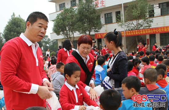 “小猪班纳”童装品牌团队为新田贫寒学子捐赠10万余元爱心物资