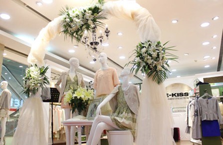 E-KISS女装店店面形象展示