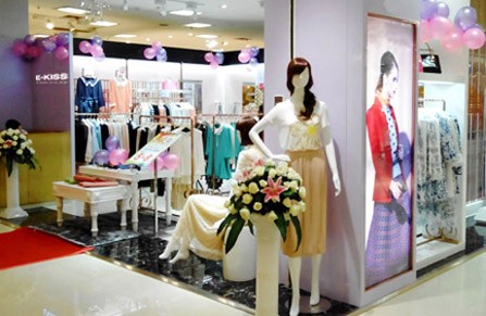 E-KISS女装店店面形象展示