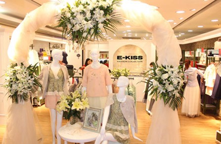 E-KISS女装店店面形象展示