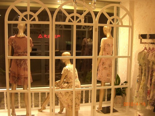 伊汶贝迩女装店面形象