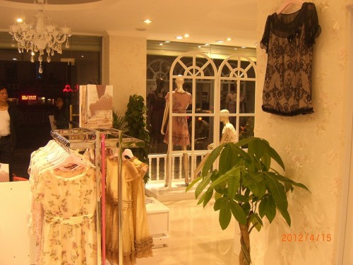 伊汶贝迩女装店面形象