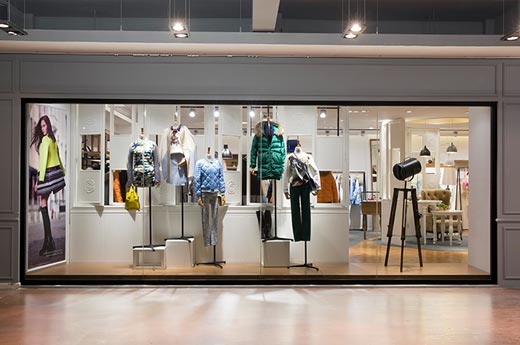 如缤店面陈列-左侧橱窗