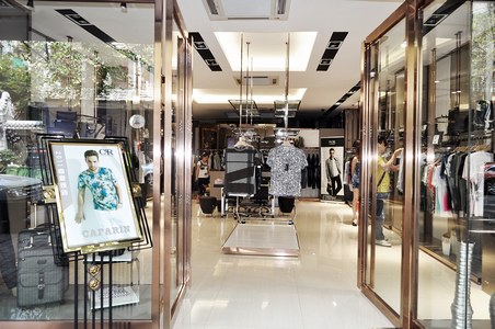 卡法里纳品牌男装店面形象展示
