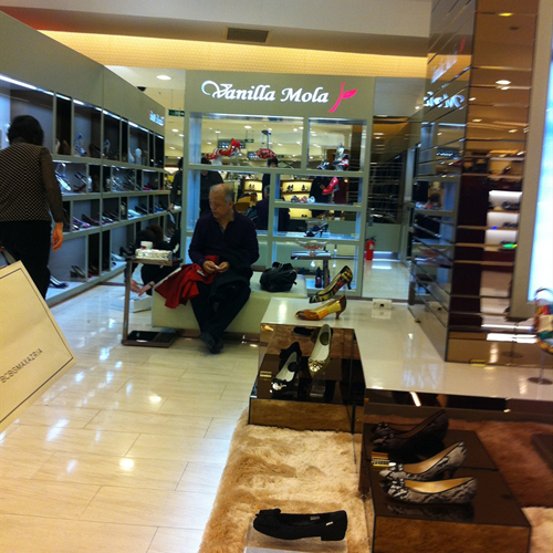 维妮雅•梦拉店面形象展示