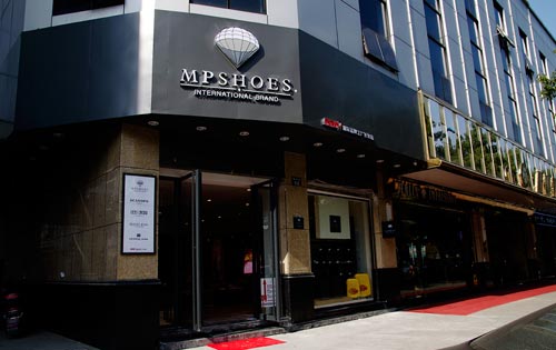 铭品鞋门店展示