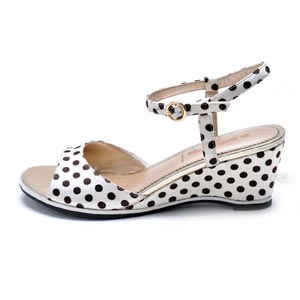 UYI/巨一2014夏季新款坡跟凉鞋中跟白点一字扣装饰女凉鞋子