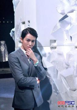 中国最帅女生邢恩穿西装帅气现身时尚秀