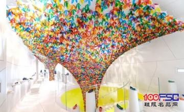 鞋履品牌Melissa纽约店用花瓣营造“花的世界”