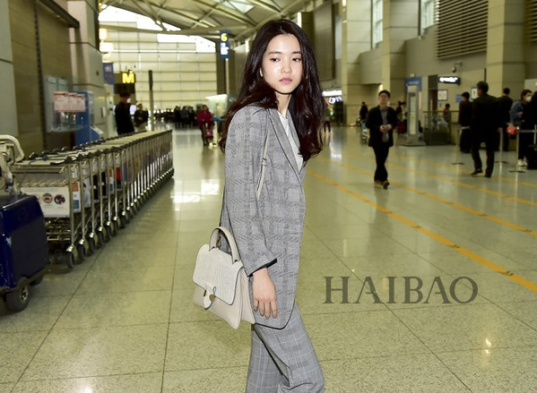 金泰璃2017年3月20日韩国仁川机场街拍：身着Nice Claup格纹西服套装搭配萨曼莎·撒乌萨 (Samantha Thavasa) 挎包准备前往香港