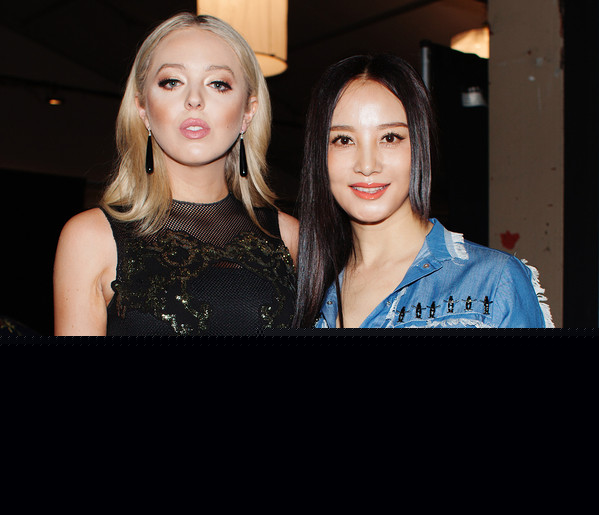 陶红与唐纳德·特朗普 (Donald Trump) 的小女儿Tiffany Trump现身2017秋冬纽约时装周谭燕玉 (Vivienne Tam) 秀场