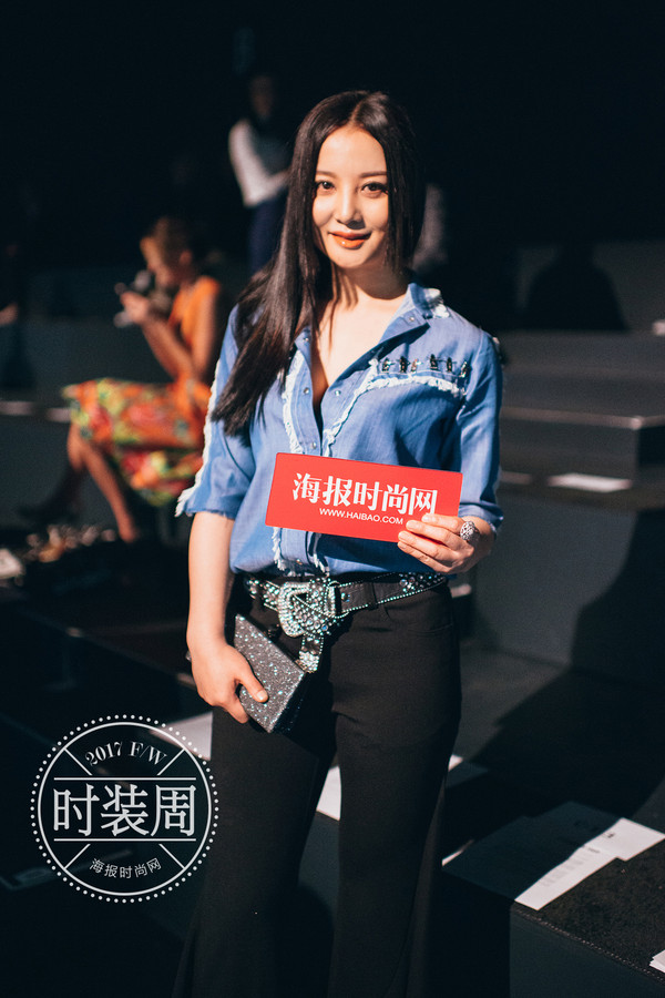 陶红佩戴千叶珠宝现身2017秋冬纽约时装周谭燕玉 (Vivienne Tam) 秀场