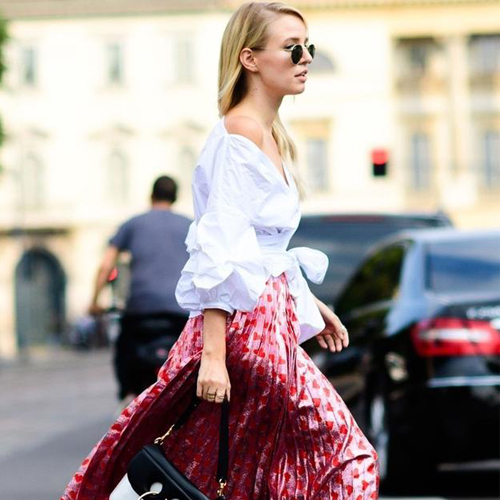 百褶裙走路生风飘逸感十足，怎么搭配更胜人一筹？