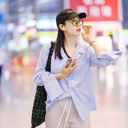 宋茜现身上海机场 既慵懒率性又简约时尚