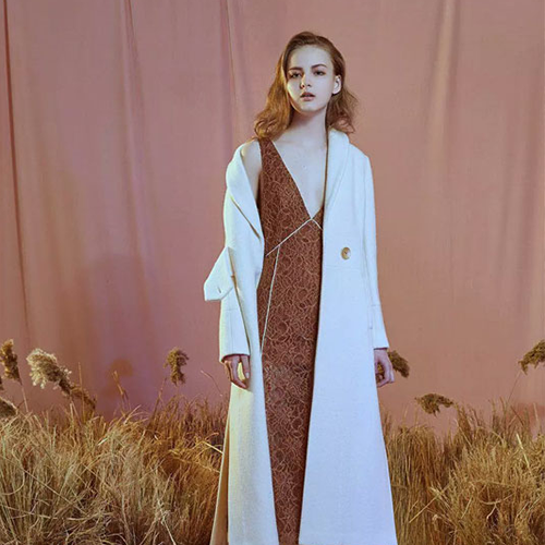 彤欣格 白色大衣是冬天里最温柔而高级的选择