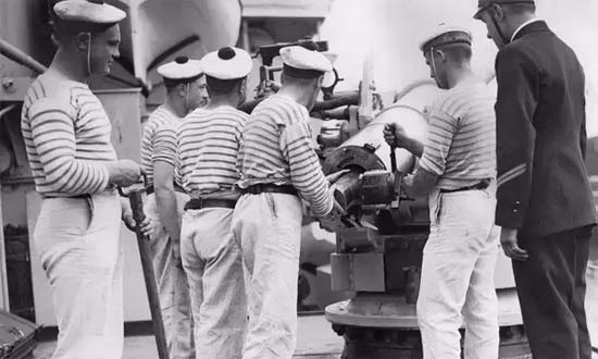 HPLY<a  data-cke-saved-href='http://www.china-ef.com/brand/' href='http://www.china-ef.com/brand/'  style='text-decoration:underline;'  target='_blank'>品牌</a><a  data-cke-saved-href='http://news.china-ef.com/list-83-1.html' href='http://news.china-ef.com/list-83-1.html'  style='text-decoration:underline;'  target='_blank'>女装</a>的条纹这样穿 只会让你更瘦！