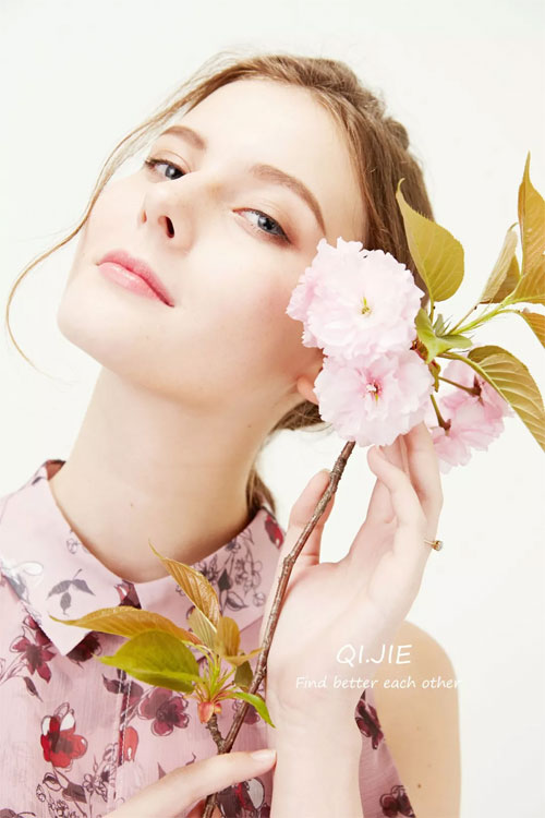 QiJie齐袺<a  data-cke-saved-href='http://news.china-ef.com/list-83-1.html' href='http://news.china-ef.com/list-83-1.html'  style='text-decoration:underline;'  target='_blank'>女装</a>夏上新 繁花似锦 美到让灵魂傲娇