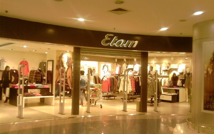 法国<a data-cke-saved-href='http://news.china-ef.com/list-83-1.html' href='http://news.china-ef.com/list-83-1.html' style='text-decoration:underline;' target='_blank'>女装</a>艾格出售中国成衣业务 神秘买家指向国内某上市服饰企业