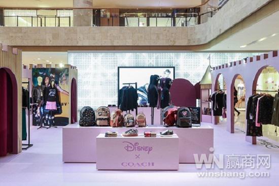 Disney X Coach暗黑童话系列概念店于南京德基中庭启幕