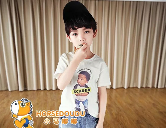 小马嘟嘟<a data-cke-saved-href='http://www.china-ef.com/brand/' href='http://www.china-ef.com/brand/' style='text-decoration:underline;' target='_blank'>品牌</a><a data-cke-saved-href='http://news.china-ef.com/list-85-1.html' href='http://news.china-ef.com/list-85-1.html' style='text-decoration:underline;' target='_blank'>童装</a>:人比山高 脚比路长