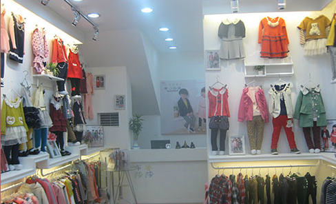 布鲁莎莎童装店铺形象
