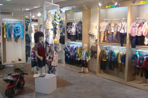 简叶贝贝童装形象店面