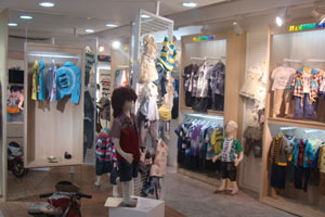 简叶贝贝童装形象店面