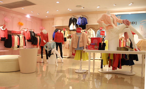 爱莫品牌女装店面展示