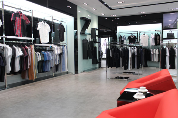 佐纳利品牌男装店面展示