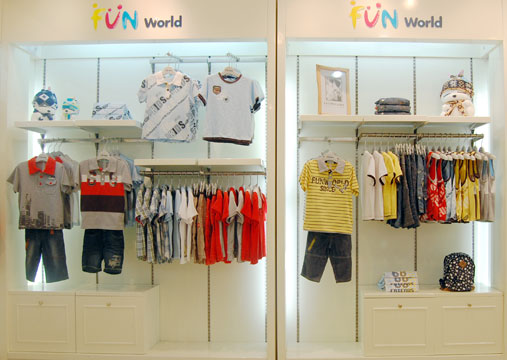 凡兜童装店面展示