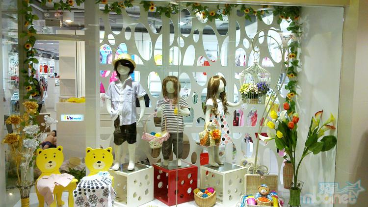 凡兜童装店面展示