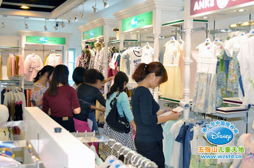 迪士尼小龙店面形象